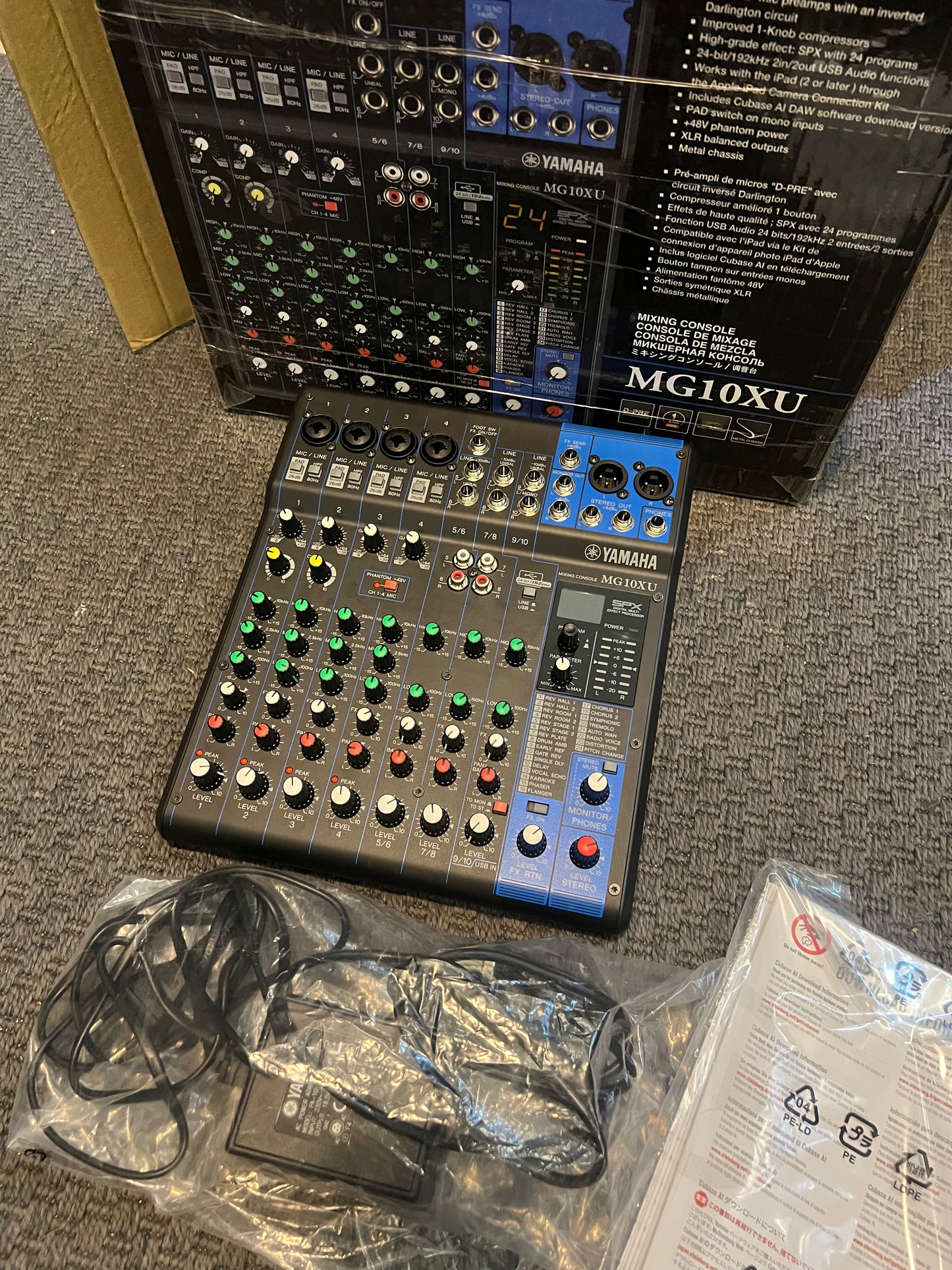 Yamaha MG10XU Mixer professionale 10 canali 4 Mic con effetti per live e karaoke da esposizione