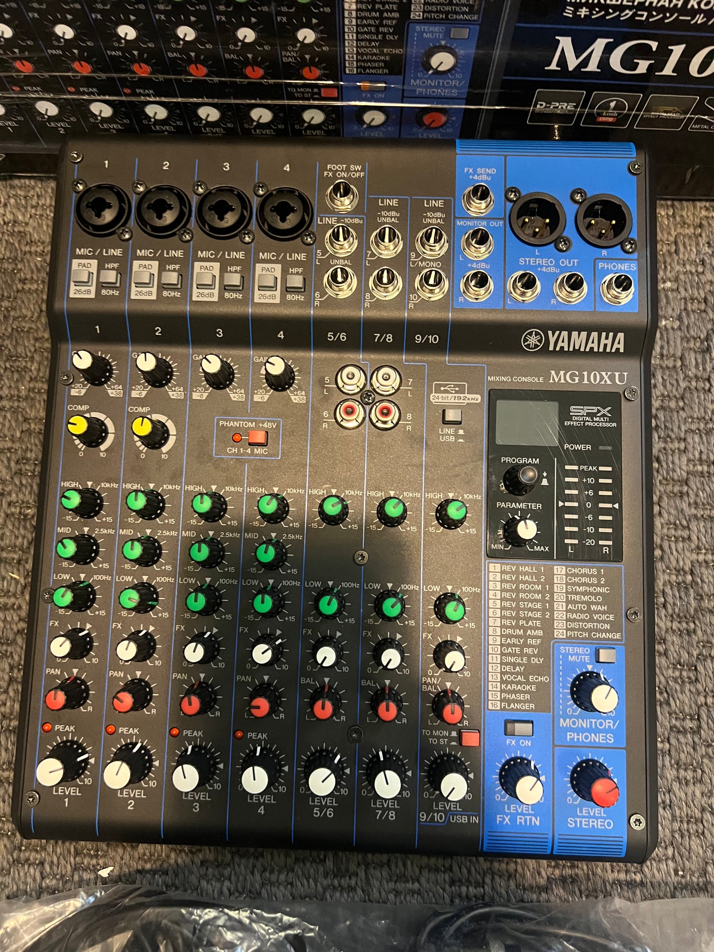 Yamaha MG10XU Mixer professionale 10 canali 4 Mic con effetti per live e karaoke da esposizione