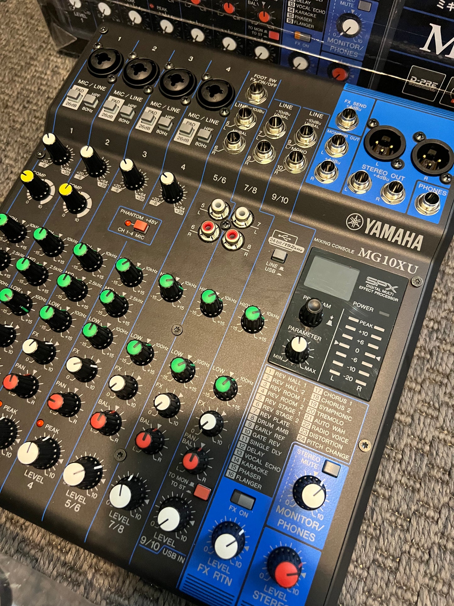 Yamaha MG10XU Mixer professionale 10 canali 4 Mic con effetti per live e karaoke da esposizione